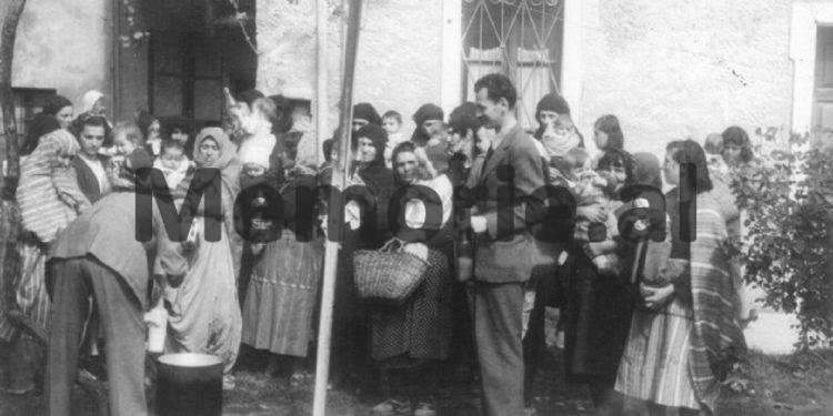 Fotot e trishta: Me fëmijë në krah, për një gote qumësht e një cope buke, para zyrave të Kryqit të Kuq…/ Imazhet e panjohura në Tiranën e pasluftës