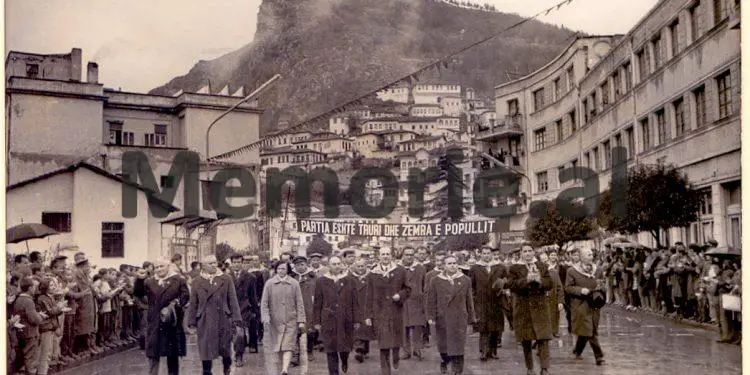 “Në Berat, populli bërtiste: ‘në litar, pushkatim për armikun e popullit’, dhe kur babai vdiq në Lapradha se nuk vinte mjeku, e varrosëm me qerre …”/ Historia tragjike e gjeneralit të famshëm