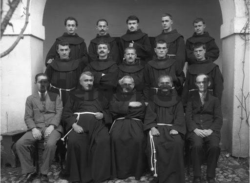 Letra sekrete e Enverit: Klerikët, me përjashtim të katolikëve, janë injorantë, dinë lutje përmendësh si hoxhallarët, por do i rrafshojmë nga faqja e dheut…”