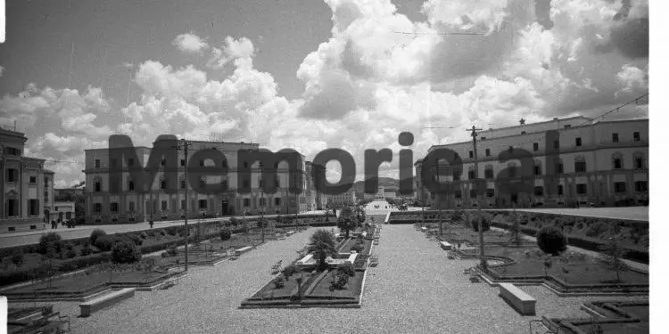 Zbulohet plani rregullues i Tiranës i vitit 1953, i arkitektit Gani Strazimiri dhe dy rusëve: Nga Sheshi “Skënderbej”, ‘Pallati i Qeverisë’, ‘Muzeu Nacional’, ‘Teatri i madh i dramës”, etj.