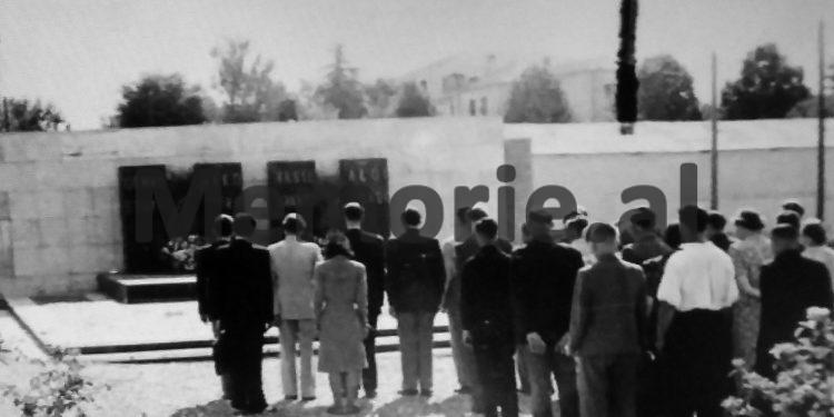 Rrëfimi i korrierit: “Babai im dyshonte te Enveri, por Qazim Mulleti i tha: Xan, ky është i yni…’, kurse më 4 maj ’42, shoqëruesin e Qemal Stafës, “Hekurin” e nisën në….”