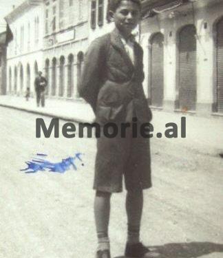 “Na shqiptarët do ta rrënojmë të vjetrën dhe mbi të do ngrefim flamurin e kuq të vllaznimit, të kulturës e të pasunis”/ Zbulohet hartimi i Qemal Stafës që u fallsifikua nga…