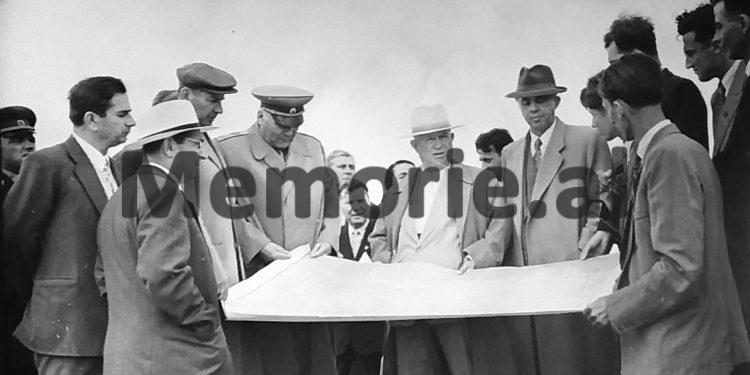 Zbulohet plani rregullues i Tiranës i vitit 1953, i arkitektit Gani Strazimiri dhe dy rusëve: Nga Sheshi “Skënderbej”, ‘Pallati i Qeverisë’, ‘Muzeu Nacional’, ‘Teatri i madh i dramës”, etj.