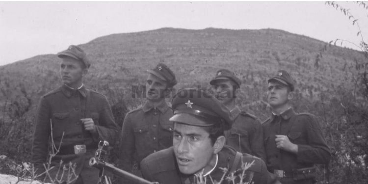 “Pasi më kapën ushtarët, një shofer me emrin Foto, më futi një thupër metalike në plagën e plumbit, duke më dëmtuar…”/ Dëshmia e ish-të burgosurit që u arratis