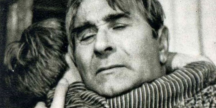 “Ne bënim jetë të thjeshtë, as televizor nuk kishim, babai shkonte për të parë filmat te…” Historia e panjohur e Sandër Prosit, kollosit të teatrit dhe kinematografisë shqiptare