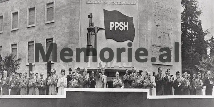 Fotot e panjohura / Si festohej 1 Maji gjatë periudhës së komunizmit: Nga udhëheqja që përshëndet klasën punëtore e cila “parakalon e lumtur”, te imitimet e “armiqëve”, si Mehdi Frashëri, Qazim Mulleti, etj.