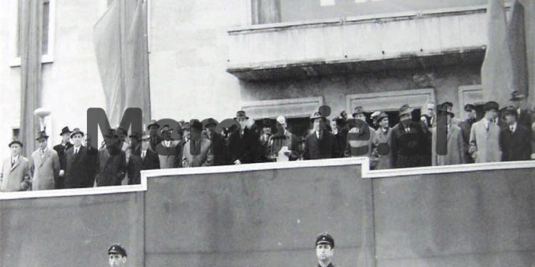 Fotot e panjohura / Si festohej 1 Maji gjatë periudhës së komunizmit: Nga udhëheqja që përshëndet klasën punëtore e cila “parakalon e lumtur”, te imitimet e “armiqëve”, si Mehdi Frashëri, Qazim Mulleti, etj.