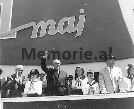 Fotot e panjohura / Si festohej 1 Maji gjatë periudhës së komunizmit: Nga udhëheqja që përshëndet klasën punëtore e cila “parakalon e lumtur”, te imitimet e “armiqëve”, si Mehdi Frashëri, Qazim Mulleti, etj.