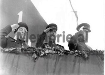 Fotot e panjohura / Si festohej 1 Maji gjatë periudhës së komunizmit: Nga udhëheqja që përshëndet klasën punëtore e cila “parakalon e lumtur”, te imitimet e “armiqëve”, si Mehdi Frashëri, Qazim Mulleti, etj.