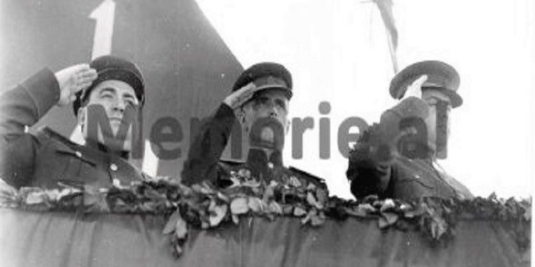 Fotot e panjohura / Si festohej 1 Maji gjatë periudhës së komunizmit: Nga udhëheqja që përshëndet klasën punëtore e cila “parakalon e lumtur”, te imitimet e “armiqëve”, si Mehdi Frashëri, Qazim Mulleti, etj.