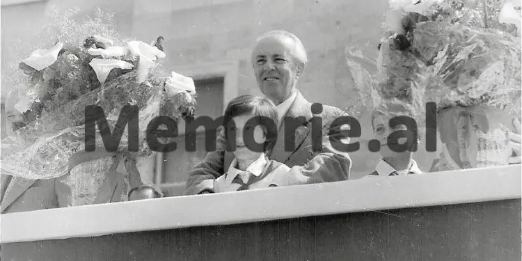 Fotot e panjohura / Si festohej 1 Maji gjatë periudhës së komunizmit: Nga udhëheqja që përshëndet klasën punëtore e cila “parakalon e lumtur”, te imitimet e “armiqëve”, si Mehdi Frashëri, Qazim Mulleti, etj.