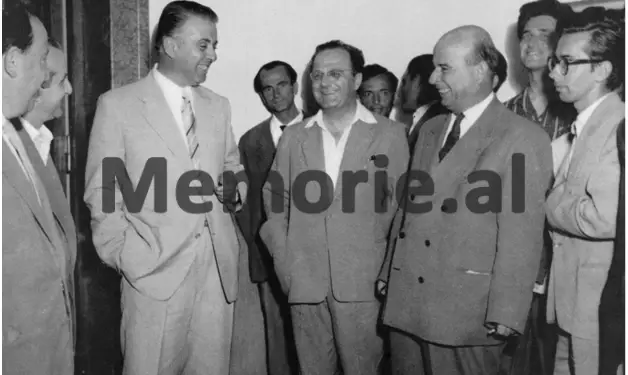 Diskutimi i Enverit në Byro: “Aktorja e re shqiptare, pa folur fare, me sytë e saj flet shumë dhe e lë në bisht të urës Brixhit Bardonë, kurse Prosi dhe Ndrenika…”