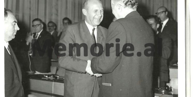 “Si e shoqërova për 12 vite krye-komunistin e Polonisë, që rrinte ilegalisht në vila sekrete, ku vinin Enveri, Hysniu, Ramizi dhe…”/ Dëshmia e rrallë e përkthyesit