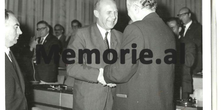 “Si e shoqërova për 12 vite krye-komunistin e Polonisë, që rrinte ilegalisht në vila sekrete, ku vinin Enveri, Hysniu, Ramizi dhe…”/ Dëshmia e rrallë e përkthyesit