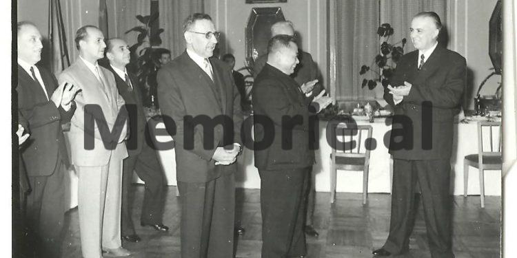 “Si e shoqërova për 12 vite krye-komunistin e Polonisë, që rrinte ilegalisht në vila sekrete, ku vinin Enveri, Hysniu, Ramizi dhe…”/ Dëshmia e rrallë e përkthyesit