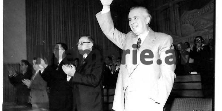 Diskutimi i Enverit në Byro: “Aktorja e re shqiptare, pa folur fare, me sytë e saj flet shumë dhe e lë në bisht të urës Brixhit Bardonë, kurse Prosi dhe Ndrenika…”