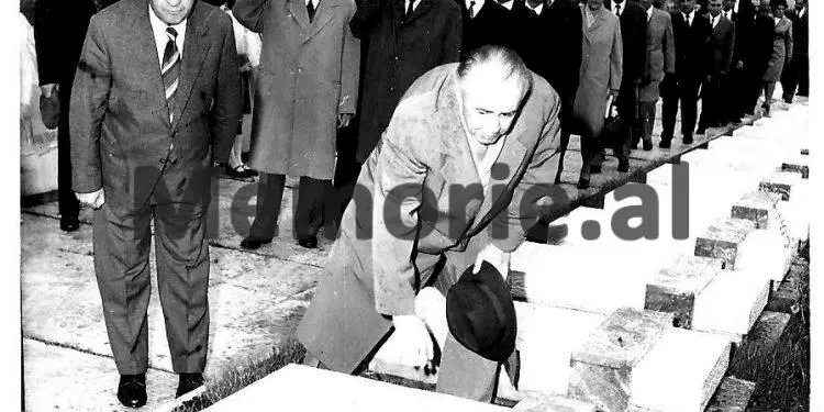 Rrëfimi i korrierit: “Babai im dyshonte te Enveri, por Qazim Mulleti i tha: Xan, ky është i yni…’, kurse më 4 maj ’42, shoqëruesin e Qemal Stafës, “Hekurin” e nisën në….”