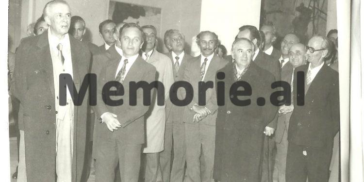 Diskutimi i Enverit në Byro: “Aktorja e re shqiptare, pa folur fare, me sytë e saj flet shumë dhe e lë në bisht të urës Brixhit Bardonë, kurse Prosi dhe Ndrenika…”