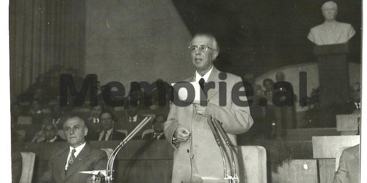 Diskutimi i Enverit në Byro: “Aktorja e re shqiptare, pa folur fare, me sytë e saj flet shumë dhe e lë në bisht të urës Brixhit Bardonë, kurse Prosi dhe Ndrenika…”