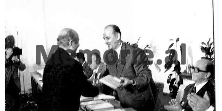 Diskutimi i Enverit në Byro: “Aktorja e re shqiptare, pa folur fare, me sytë e saj flet shumë dhe e lë në bisht të urës Brixhit Bardonë, kurse Prosi dhe Ndrenika…”