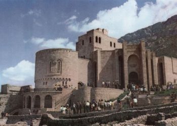 “Muzeu i Skënderbeut mos të jetë aty si çiban, as si kullë, ç’mund të marrim nga kullat, por të bëhet si shtëpia e Zekatëve, pasi…”/ Fjala e Enverit në Byro