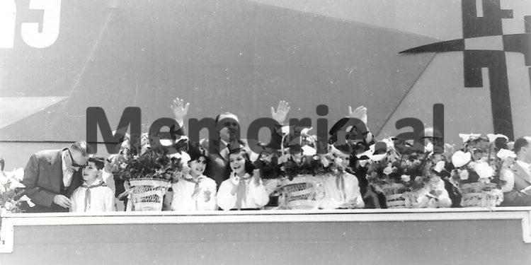 Fotot e panjohura / Si festohej 1 Maji gjatë periudhës së komunizmit: Nga udhëheqja që përshëndet klasën punëtore e cila “parakalon e lumtur”, te imitimet e “armiqëve”, si Mehdi Frashëri, Qazim Mulleti, etj.