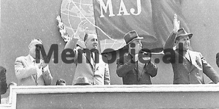 Fotot e panjohura / Si festohej 1 Maji gjatë periudhës së komunizmit: Nga udhëheqja që përshëndet klasën punëtore e cila “parakalon e lumtur”, te imitimet e “armiqëve”, si Mehdi Frashëri, Qazim Mulleti, etj.