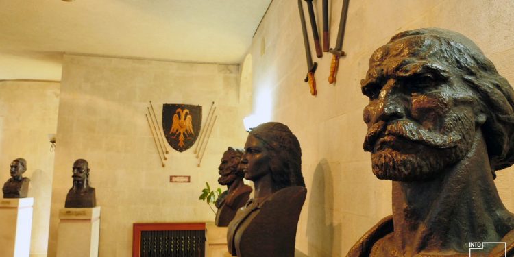 “Muzeu i Skënderbeut mos të jetë aty si çiban, as si kullë, ç’mund të marrim nga kullat, por të bëhet si shtëpia e Zekatëve, pasi…”/ Fjala e Enverit në Byro