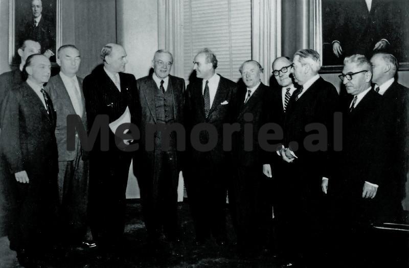 Oyoqlarim shaxsiy fotosuratlar Porno tomosha qilib, Sonya akasiga dam olishga yordam beradi.