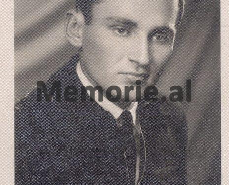 “Enveri pushkatoi dhe burgosi të gjithë shokët e Qemalit, shoqëruesin e tij dhe familjen tonë, unë u dënova katër herë me burg politik, sepse…” Dëshmia e korrierit