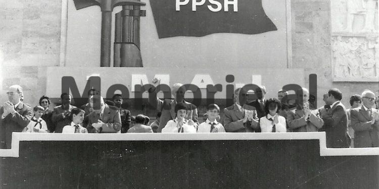 Fotot e panjohura / Si festohej 1 Maji gjatë periudhës së komunizmit: Nga udhëheqja që përshëndet klasën punëtore e cila “parakalon e lumtur”, te imitimet e “armiqëve”, si Mehdi Frashëri, Qazim Mulleti, etj.