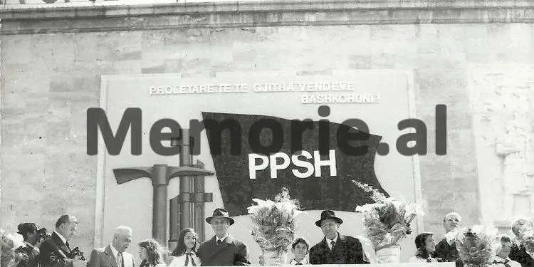 Fotot e panjohura / Si festohej 1 Maji gjatë periudhës së komunizmit: Nga udhëheqja që përshëndet klasën punëtore e cila “parakalon e lumtur”, te imitimet e “armiqëve”, si Mehdi Frashëri, Qazim Mulleti, etj.