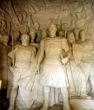 “Muzeu i Skënderbeut mos të jetë aty si çiban, as si kullë, ç’mund të marrim nga kullat, por të bëhet si shtëpia e Zekatëve, pasi…”/ Fjala e Enverit në Byro