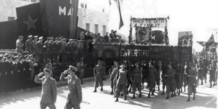Fotot e panjohura / Si festohej 1 Maji gjatë periudhës së komunizmit: Nga udhëheqja që përshëndet klasën punëtore e cila “parakalon e lumtur”, te imitimet e “armiqëve”, si Mehdi Frashëri, Qazim Mulleti, etj.