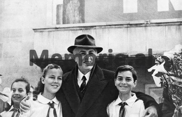 Fotot e panjohura / Si festohej 1 Maji gjatë periudhës së komunizmit: Nga udhëheqja që përshëndet klasën punëtore e cila “parakalon e lumtur”, te imitimet e “armiqëve”, si Mehdi Frashëri, Qazim Mulleti, etj.