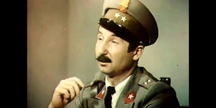 Diskutimi i Enverit në Byro: “Aktorja e re shqiptare, pa folur fare, me sytë e saj flet shumë dhe e lë në bisht të urës Brixhit Bardonë, kurse Prosi dhe Ndrenika…”
