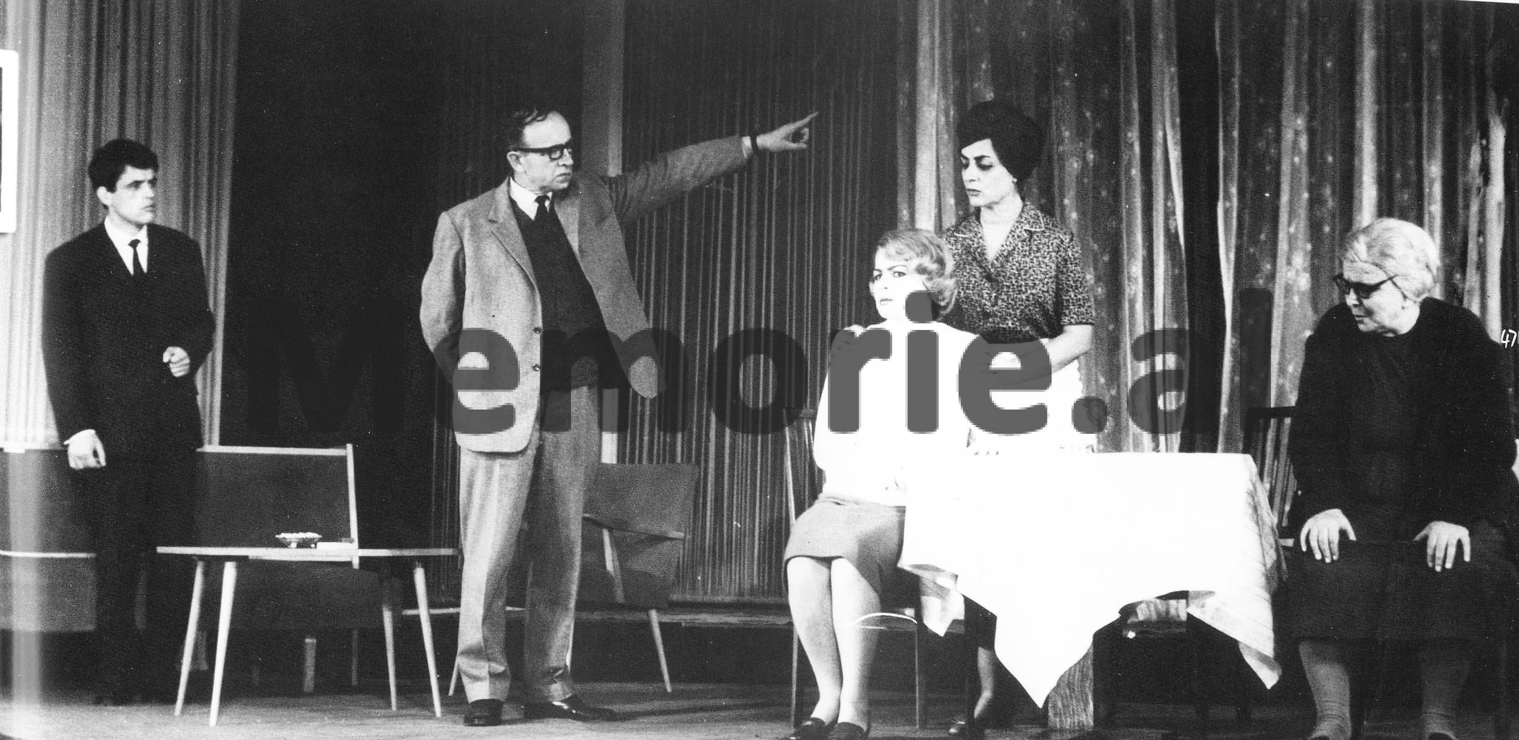 Kampir anusini korsatdi