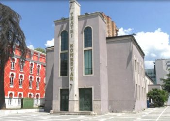 “Aty je përsëri, pranë skenës dhe luleve, që ishin e madhja dashuri…” / Poezia “Një bredh në oborrin e Teatrit Kombëtar” e Robert Shvarc, kushtuar aktorit Prokop Mima