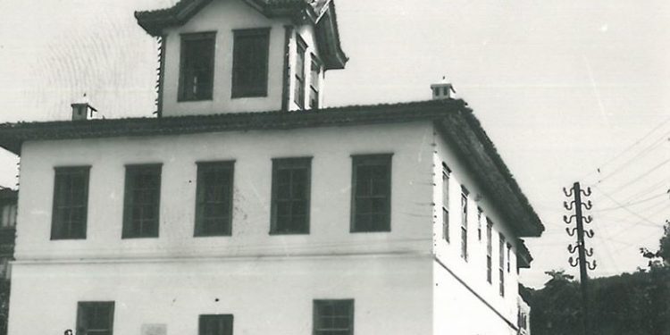 “Gjyshi im, shoqëroi Ismail Qemalin e firmosi pavarësinë, babai ish-deputet, riparonte falas në Ankona anijet shqiptare, kurse komunistët na burgosën familjarisht dhe…”/ Historia tragjike