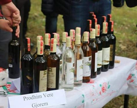 Kurbini, me mrekullitë natyrore që ofron laguna e Patogut dhe malet mbi lumin Mat, agroturizmi e prodhimet bio, një parajsë turistike, sa afër dhe larg Tiranës! (fotot e rralla)