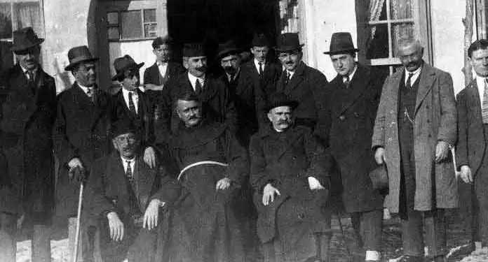 Kur malsorët e Hotit, Trieshit dhe Grudës, me në krye Patër Anton Harapin, Fishtën dhe Gurakuqin, në vitin 1918 i dërguan një memorandum Kancelarive të Perëndimit