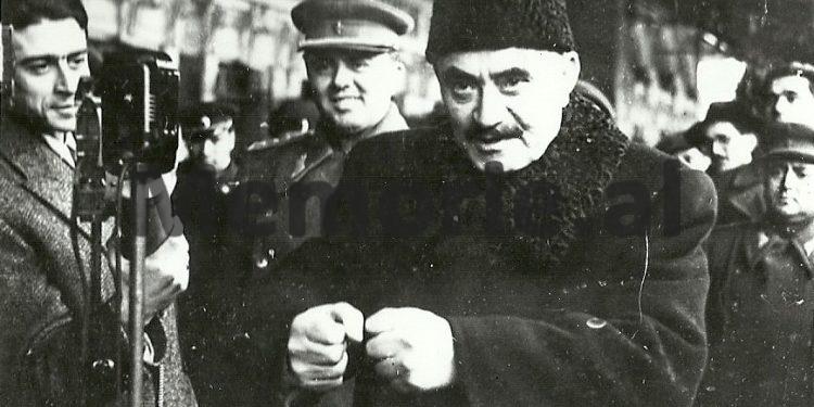 Letra e Enverit për Hrushovin: “Një ish-diplomat polak në Tiranë, hyri në përfaqësinë tonë në Varshavë dhe nxorri pistoletën për të vrarë ambasadorin, por…”