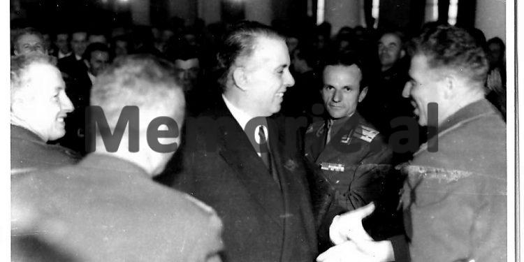 “Ambasadori juaj në Tiranë po mbledh informata në Durrës, Elbasan, etj., dhe i’u tha gjeneralëve tanë në Rinas, se…”/ Letra e Enverit për Kremlinin