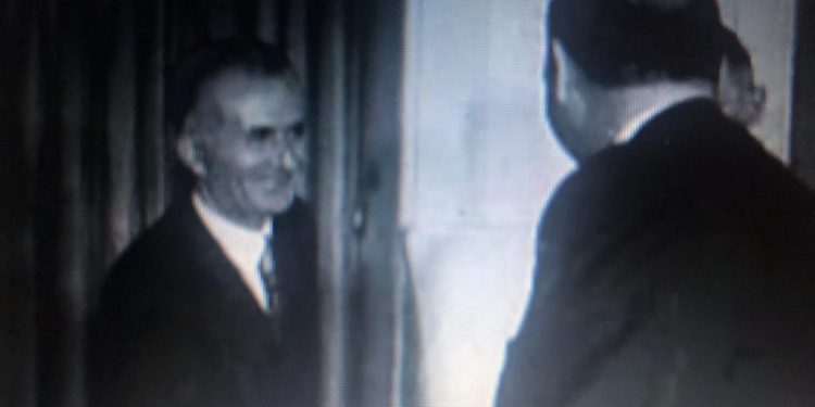 Letra e Enverit për Hrushovin: “Një ish-diplomat polak në Tiranë, hyri në përfaqësinë tonë në Varshavë dhe nxorri pistoletën për të vrarë ambasadorin, por…”