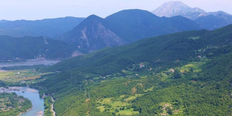 Kurbini, me mrekullitë natyrore që ofron laguna e Patogut dhe malet mbi lumin Mat, agroturizmi e prodhimet bio, një parajsë turistike, sa afër dhe larg Tiranës! (fotot e rralla)