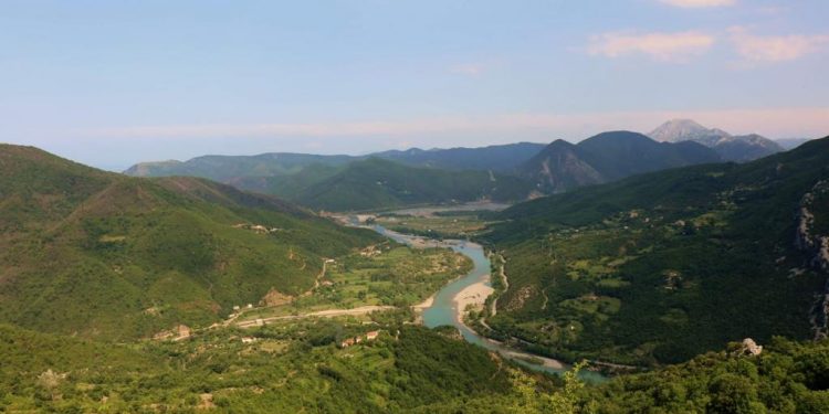 Kurbini, me mrekullitë natyrore që ofron laguna e Patogut dhe malet mbi lumin Mat, agroturizmi e prodhimet bio, një parajsë turistike, sa afër dhe larg Tiranës! (fotot e rralla)