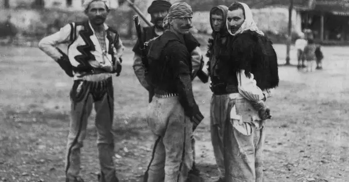 “Ushtarët serbë të mbushur me morra, me rroba të shqyera dhe pa këpucë, i dorëzonin armët për një pulë apo gjel deti, dhe…”/ Dëshmia e gjeneralit Italian, Emilio Bertotti