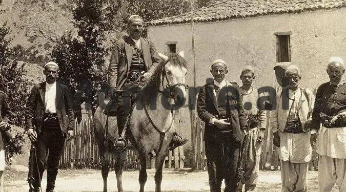 “Kur gjyshin e dënuan me 101 vite dhe të birin e tij, me vdekje, ai i kërkoi gjykatës, që ai të pushkatohej e të birit t’i falej jeta dhe Aranit Çela e pranoi…”/ Ngjarja e rrallë e familjes Gjonmarkaj