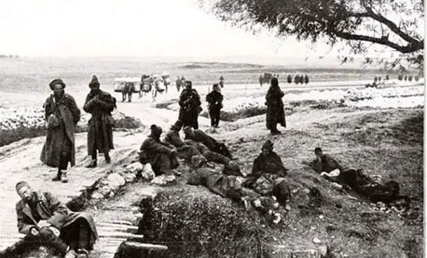 “Ushtarët serbë të mbushur me morra, me rroba të shqyera dhe pa këpucë, i dorëzonin armët për një pulë apo gjel deti, dhe…”/ Dëshmia e gjeneralit Italian, Emilio Bertotti