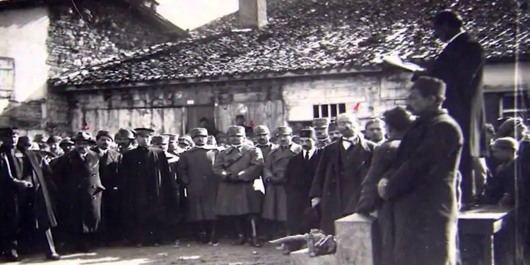 “Babai im, priti dhe ndihmoi me para Ismail Qemalin në 1912-ën, strehoi popullsinë çame në 1914-ën, financoi Luftën e Vlorës në ’20-ën dhe vdiq në mjerim …”/ Historia e panjohur pasanikut vlonjat